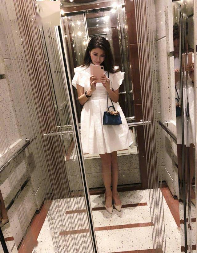 李嘉欣晒照罕见发福,在13亿豪宅庭院喝香槟,阔太生活越发滋润