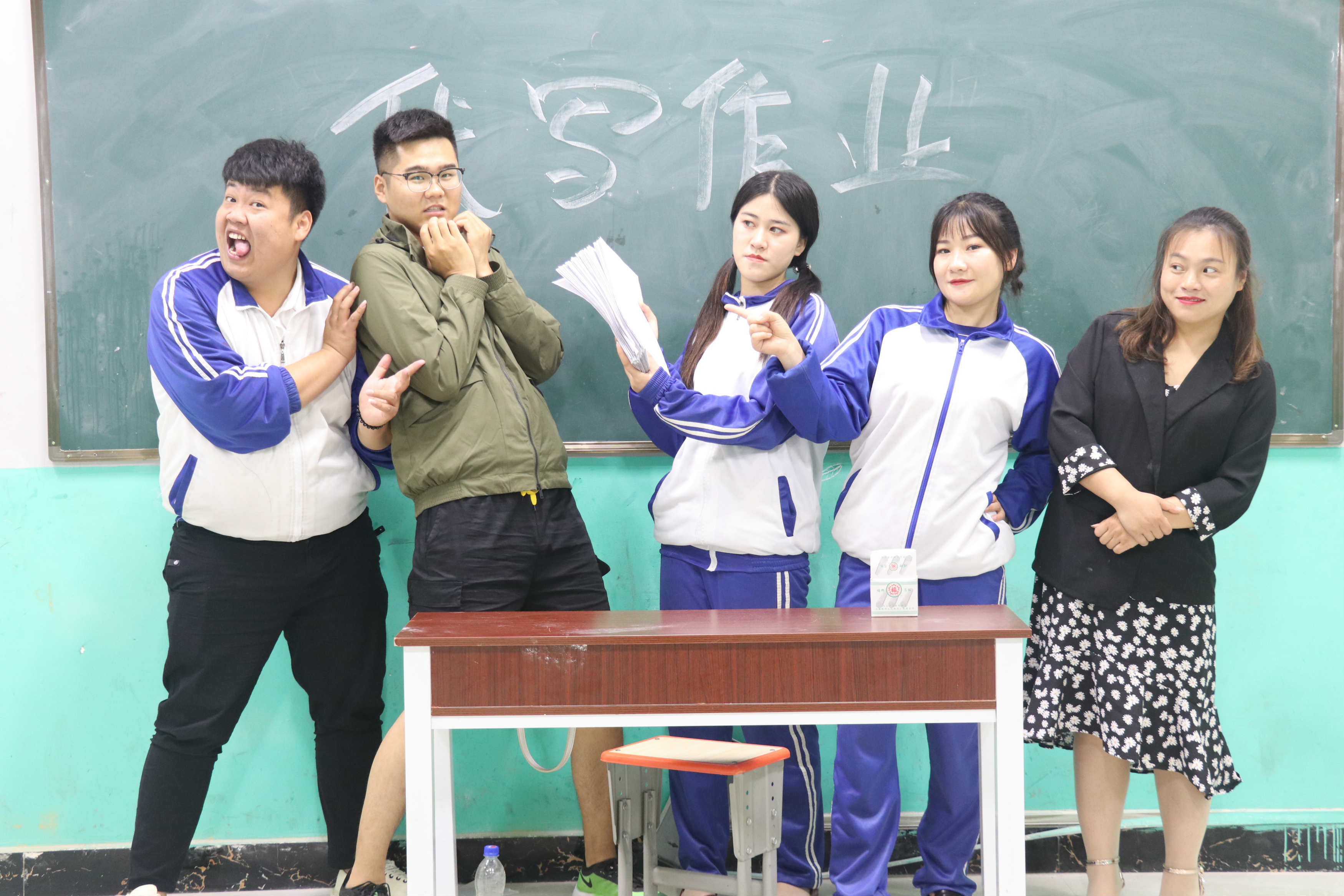 搞笑囧图:伤敌二十自损八万