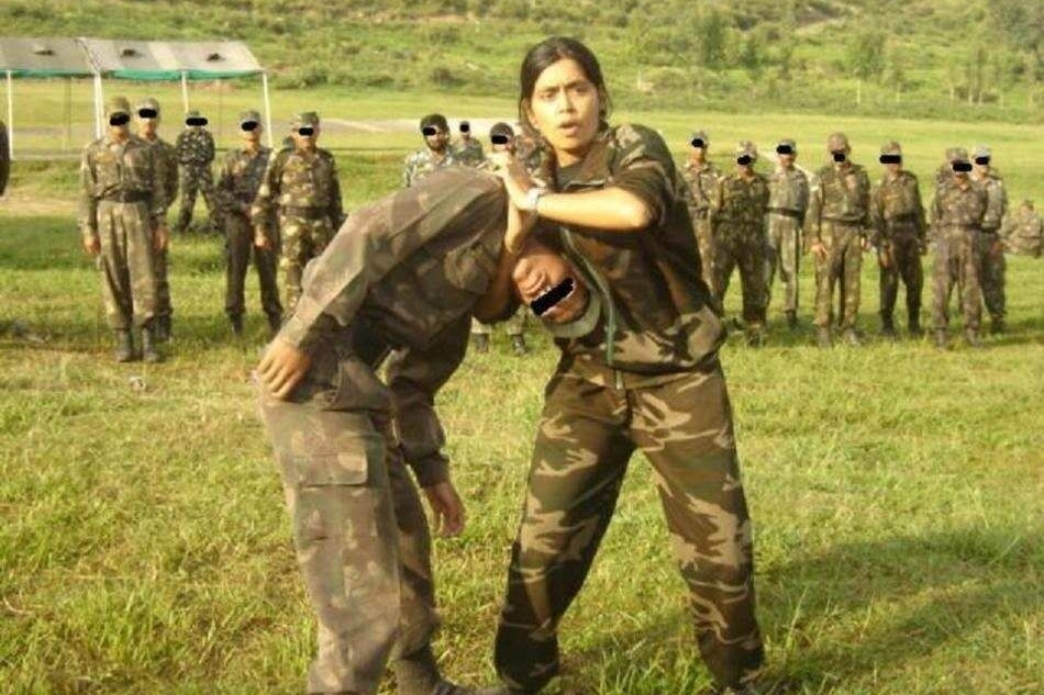 印度士兵打架能力太弱,聘请一位女性高手:训练印度士兵擒拿格斗 深度