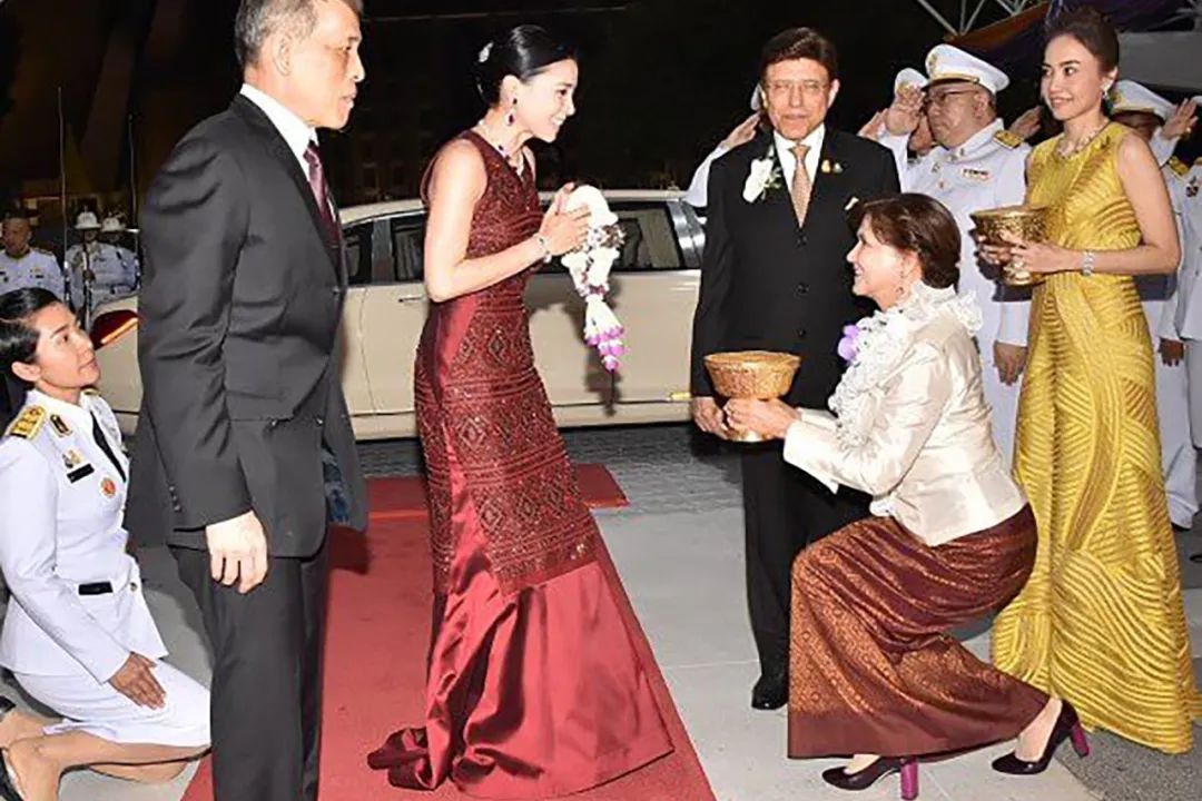 68岁的泰国国王看到欣赏他的妻子,也激发了自己的