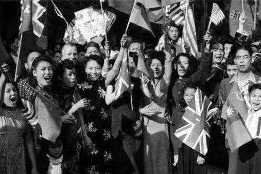 老照片:1945年,中国人民庆祝抗战胜利,鼓舞人心