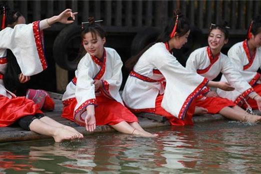 古代情人节,男女河边相亲,祖先的良苦用心却被这俩人取消了可恨