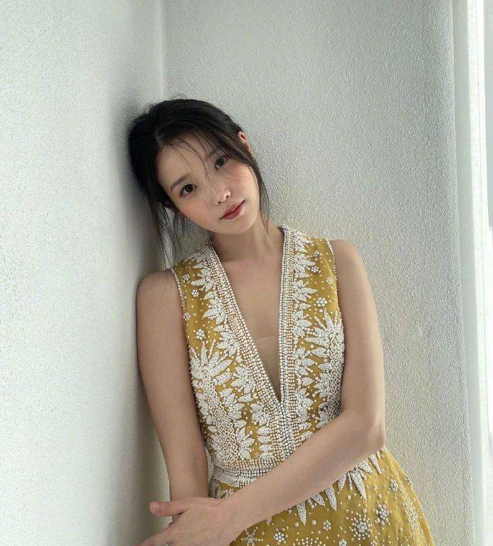 IU晒照庆祝出道15周年 穿深V黄裙温柔大方魅力十足