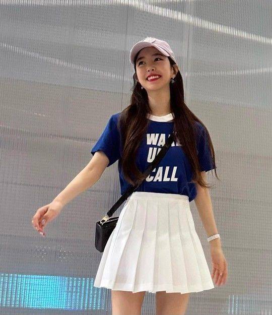 韩国女艺人陈世妍晒游玩美照 笑容超甜沐浴春风