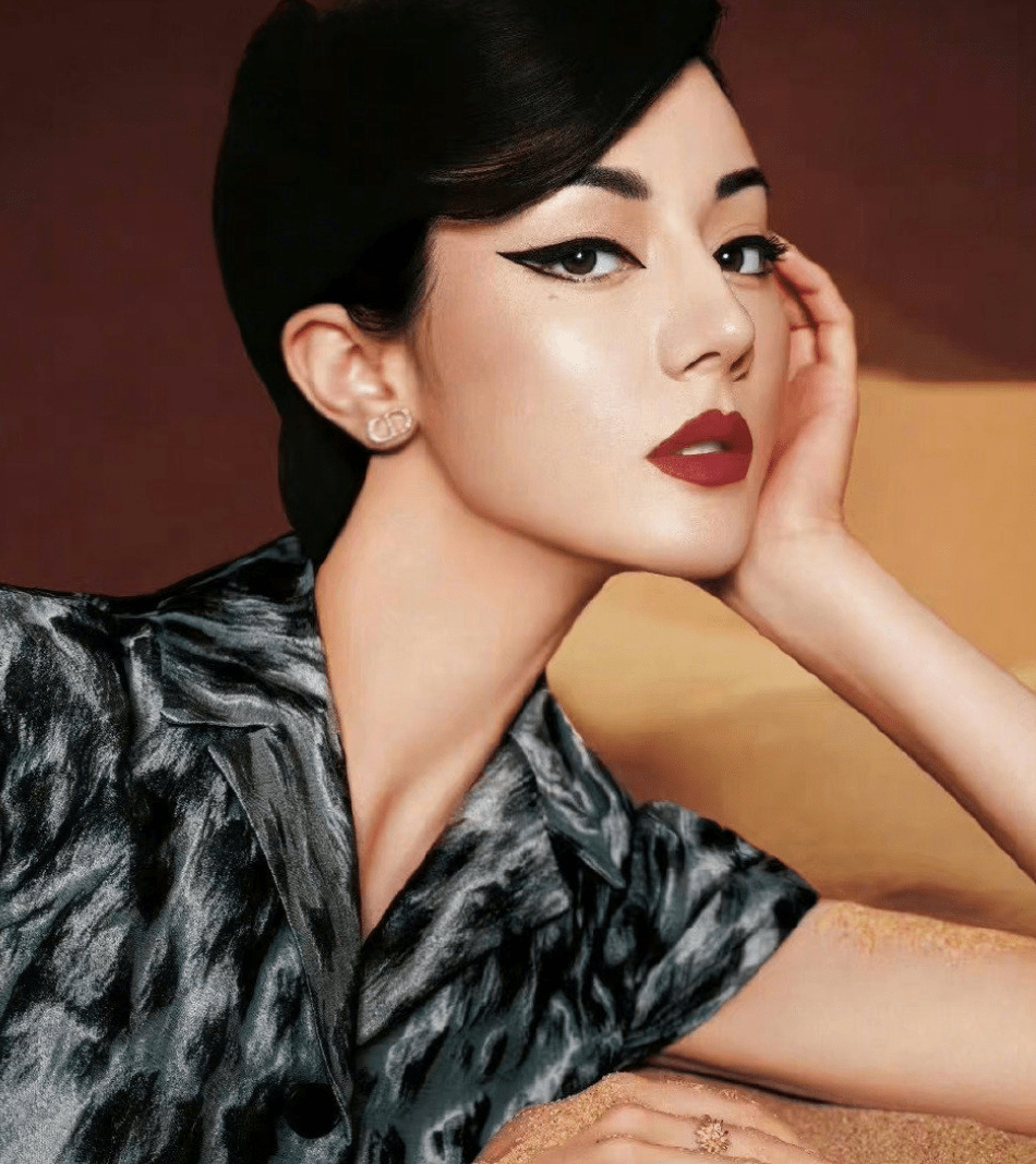 迪丽热巴最新杂志大片 雀斑妆粗麻花辫造型引热议