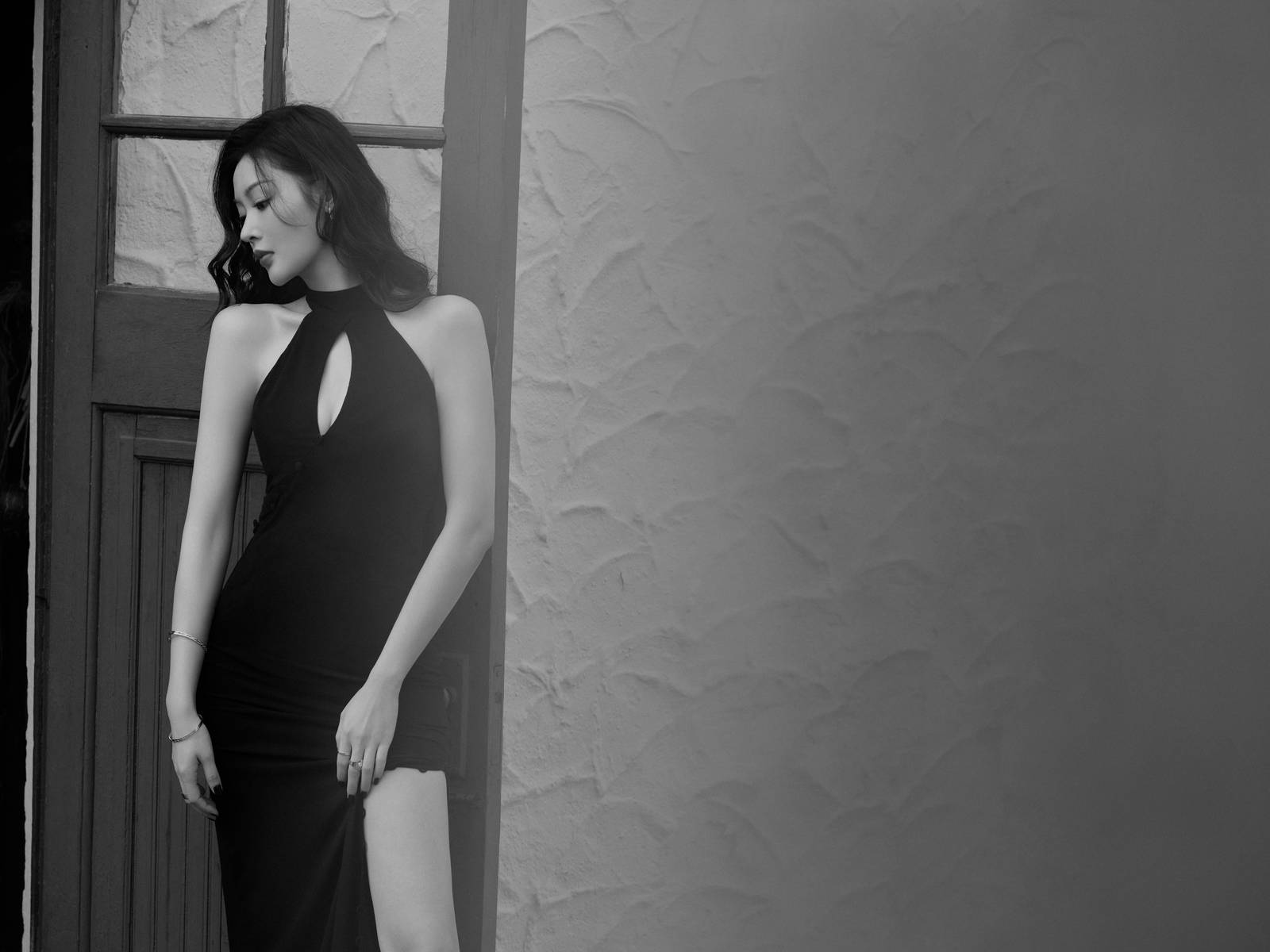 张天爱亮相上海时装周，镂空黑裙造型轻熟温柔