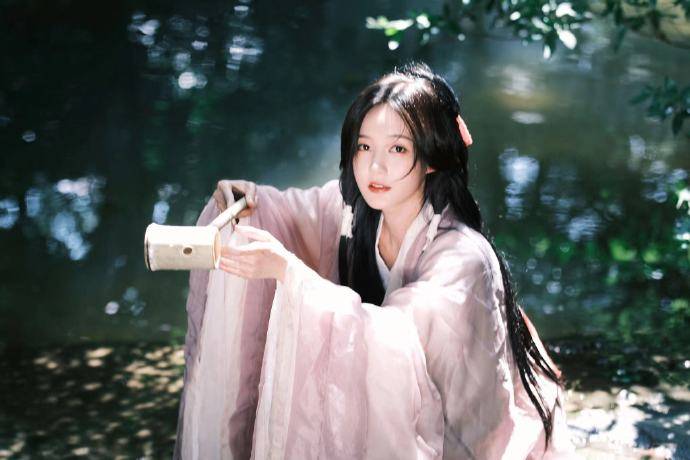 美到失语！李一桐林涧小溪戏水 浑身柔光仿佛仙女