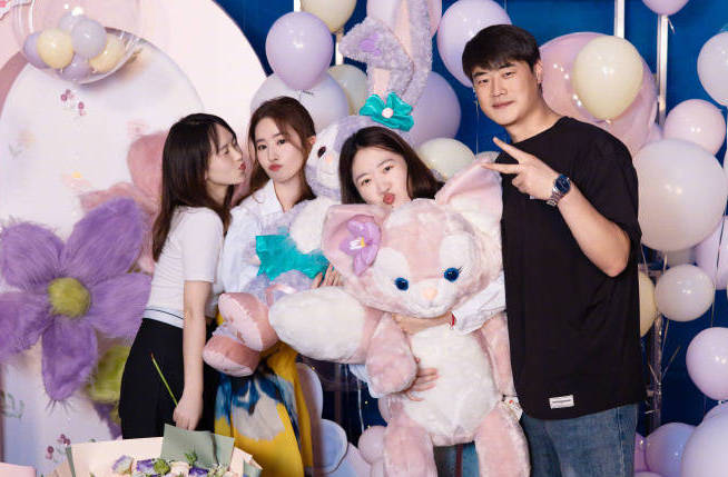 刘亦菲晒36岁生日庆祝照 手捧精致玩偶公主范满满