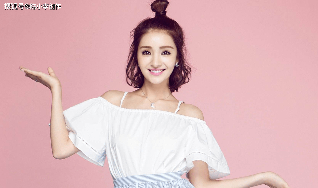 异域风情美女麦迪娜写真，喜欢她阳光甜美的气质。