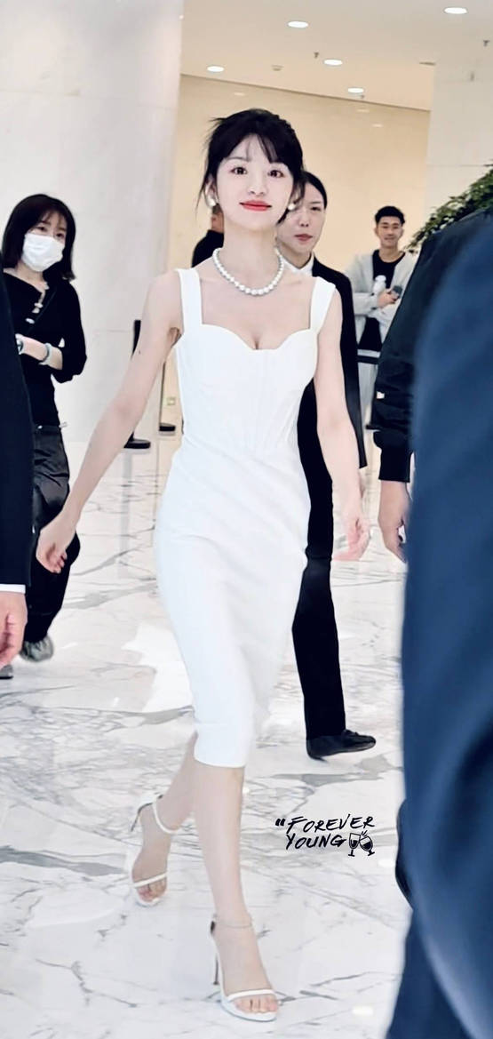 田曦薇白色吊带裙似珍珠少女 对镜wink甜美可爱