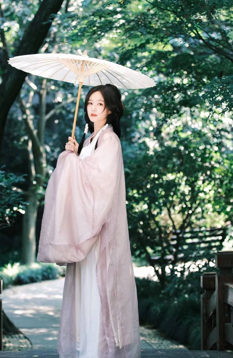 美到失语！李一桐林涧小溪戏水 浑身柔光仿佛仙女