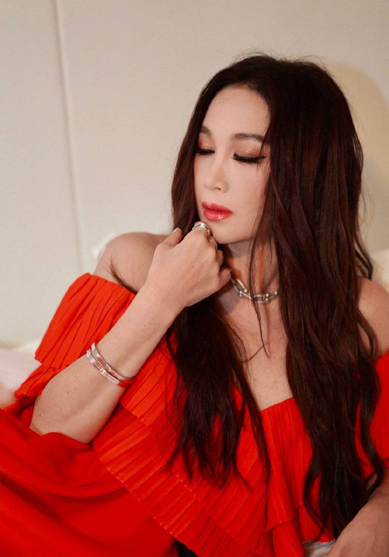 温碧霞一袭红色长裙魅惑迷人 大方自信表现力绝佳