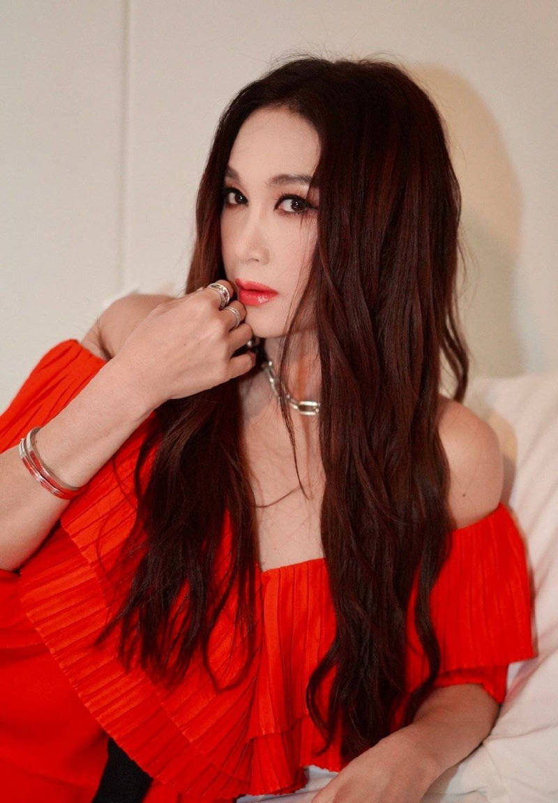 温碧霞一袭红色长裙魅惑迷人 大方自信表现力绝佳-沐风文化