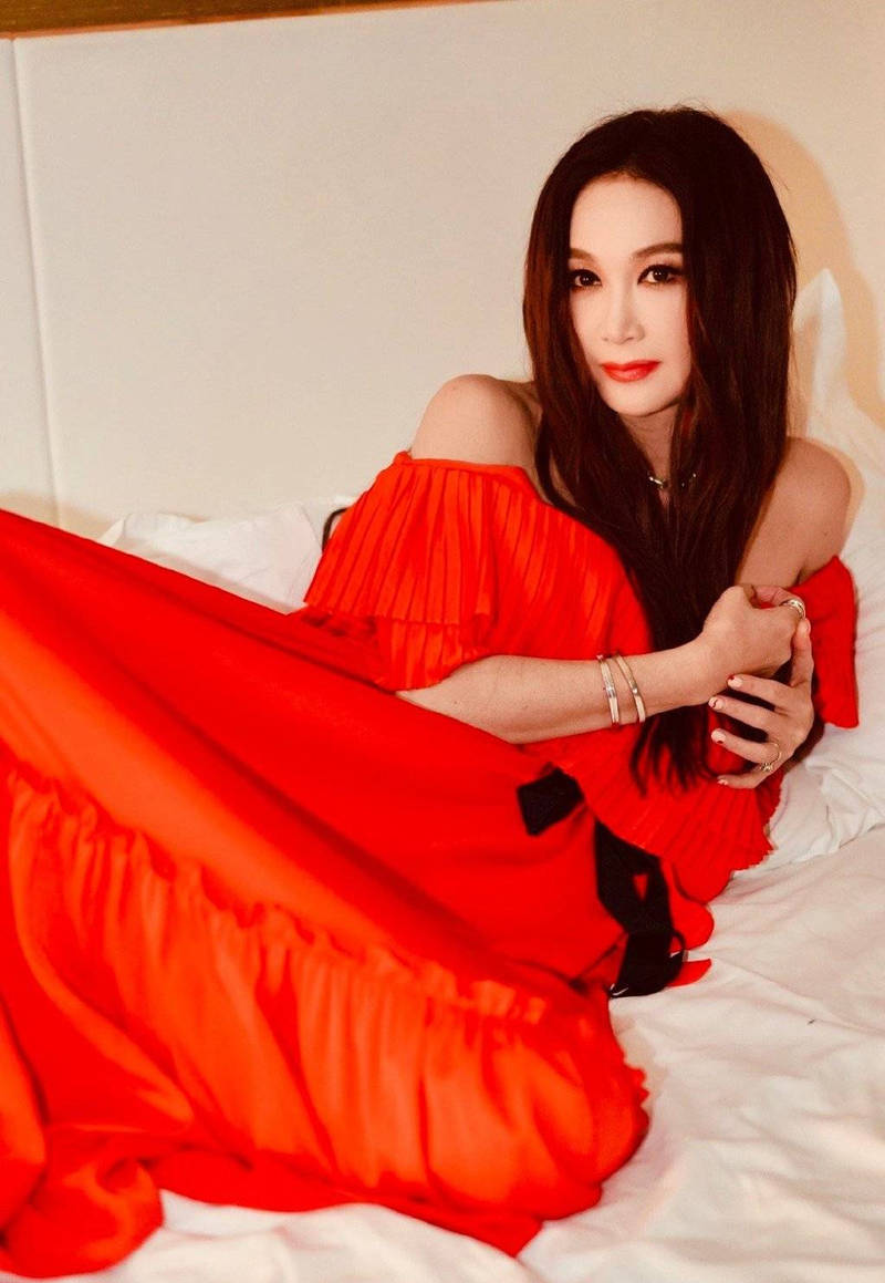 温碧霞一袭红色长裙魅惑迷人 大方自信表现力绝佳