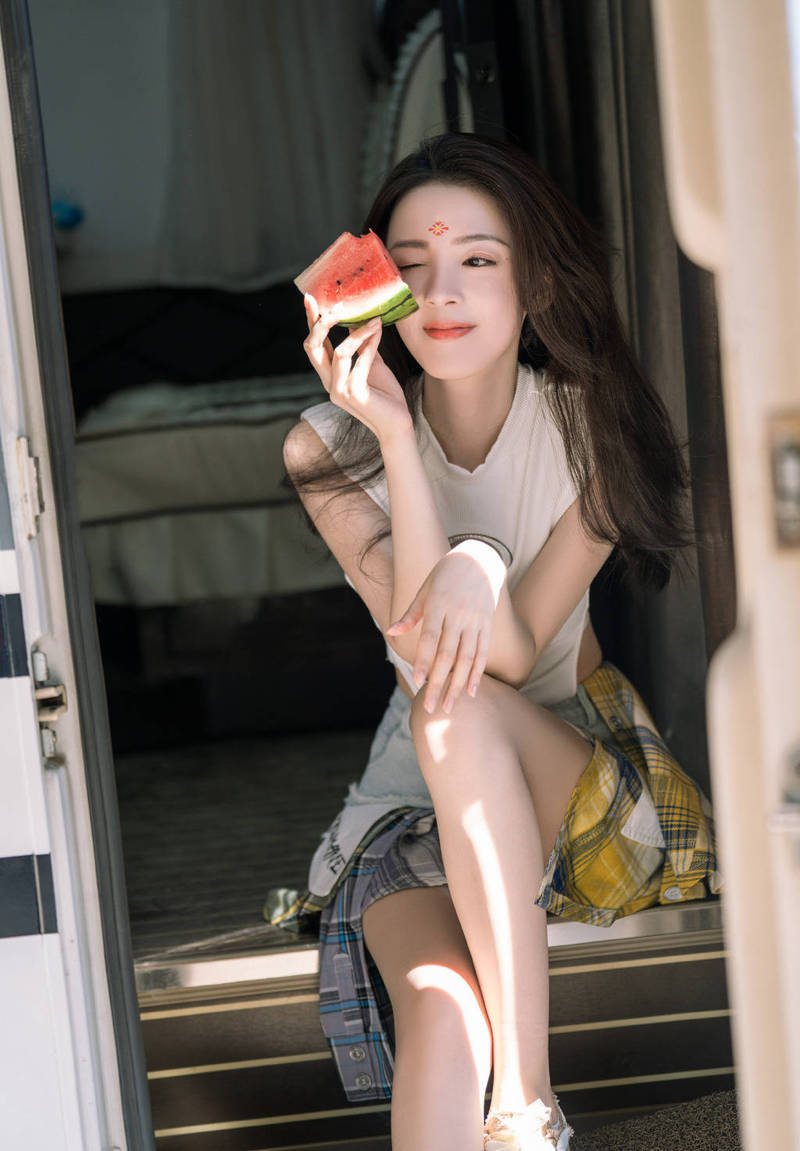 陈瑶晒花钿妆造型写真 手捧西瓜清爽又俏丽