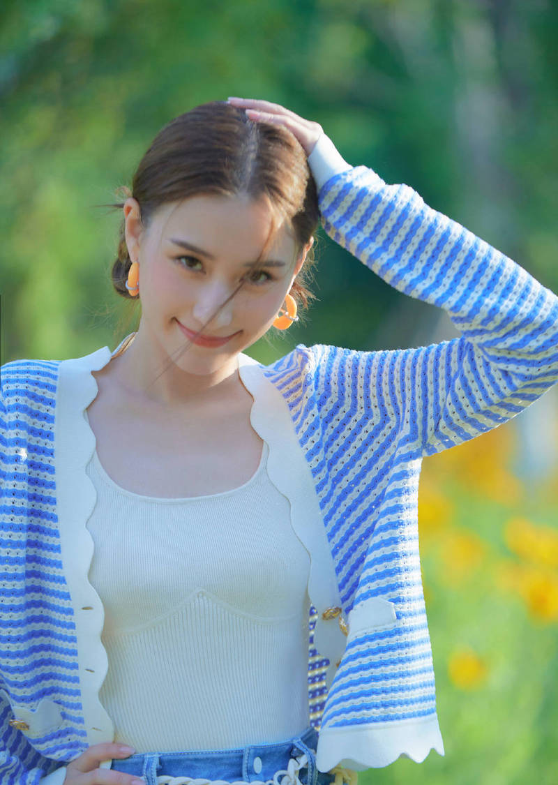 何超莲晒夏日氧气感写真 蓝色开衫丸子头青春洋溢-沐风文化