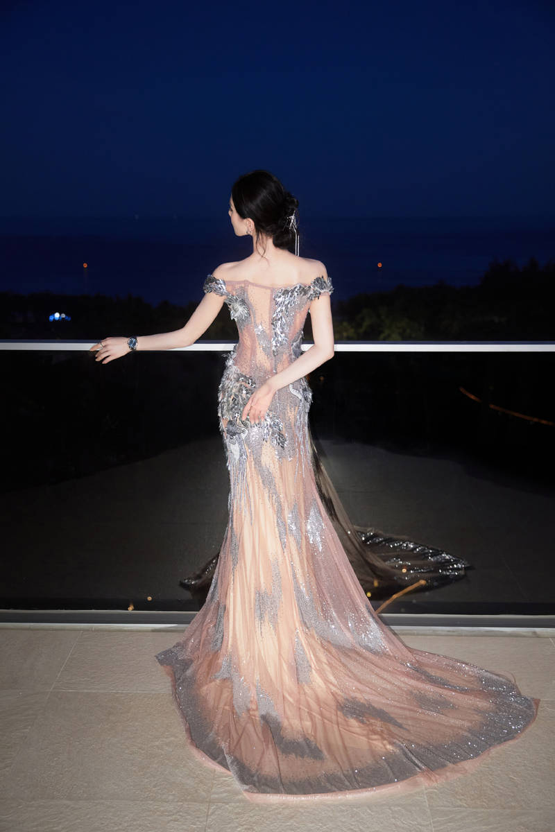 刘诗诗穿星光鎏金裙熠熠生辉 气质非凡优雅闪耀