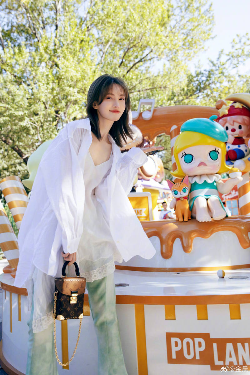 金晨穿白衬衫游逛乐园 与大型玩偶合影少女心爆棚