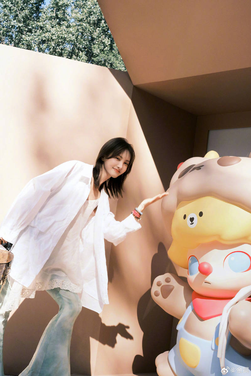 金晨穿白衬衫游逛乐园 与大型玩偶合影少女心爆棚