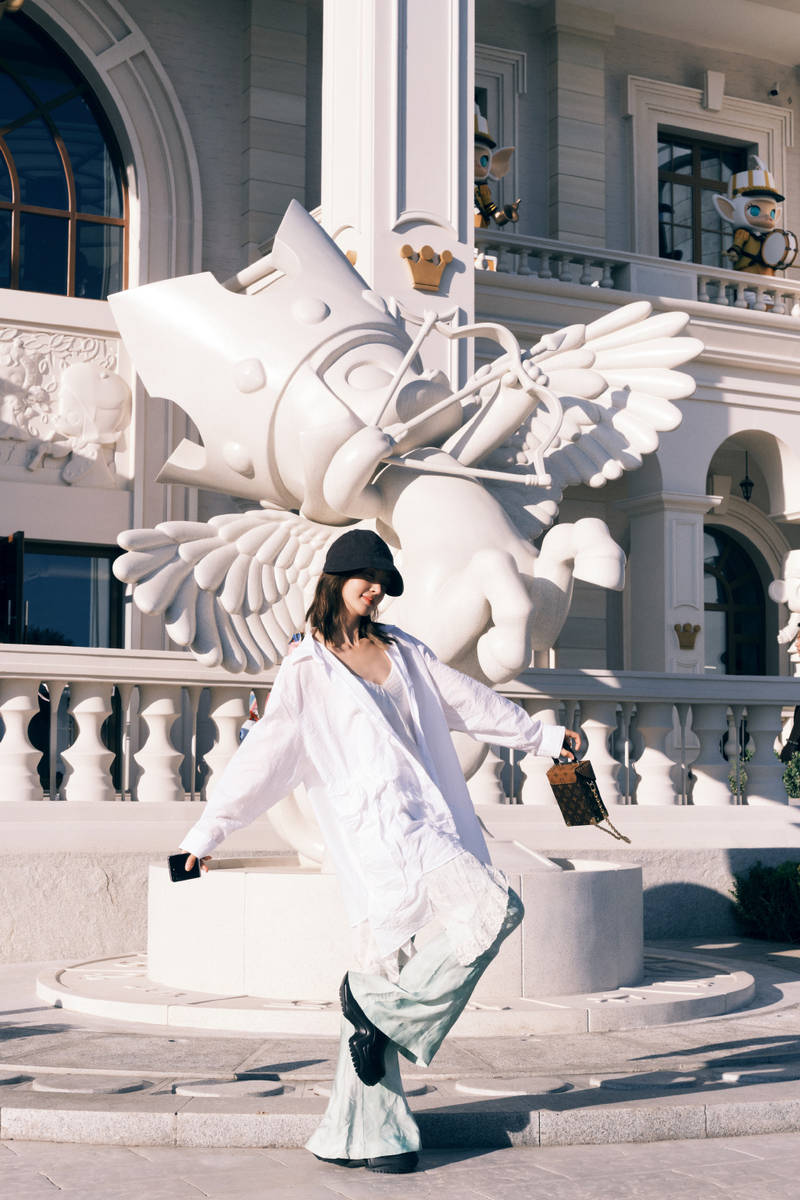 金晨穿白衬衫游逛乐园 与大型玩偶合影少女心爆棚