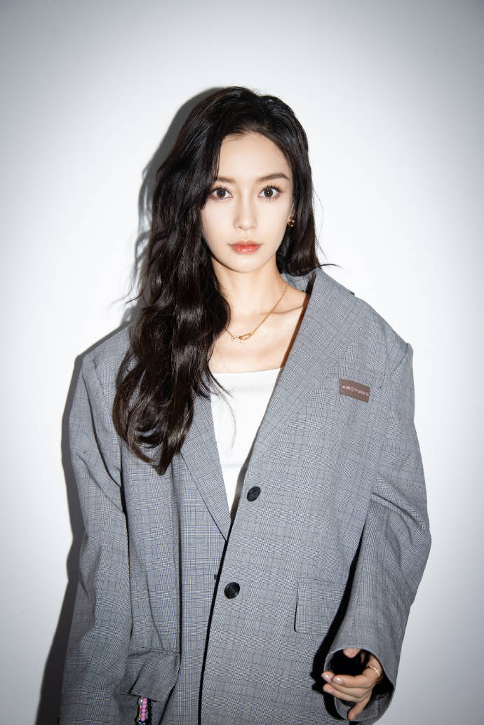 Baby西服配短裙又美又帅 俯身秀精致锁骨眼神撩人