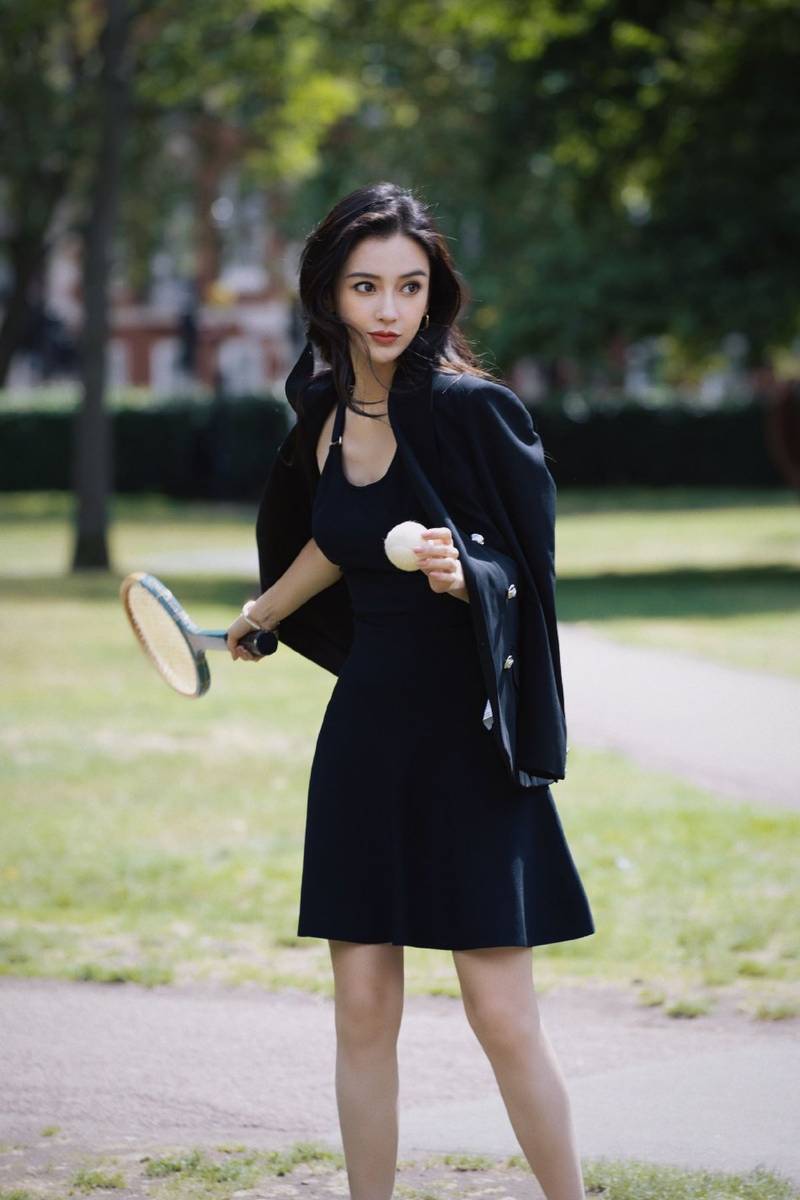 angelababy打网球青春感满满！全黑背心裙摩登时尚-沐风文化