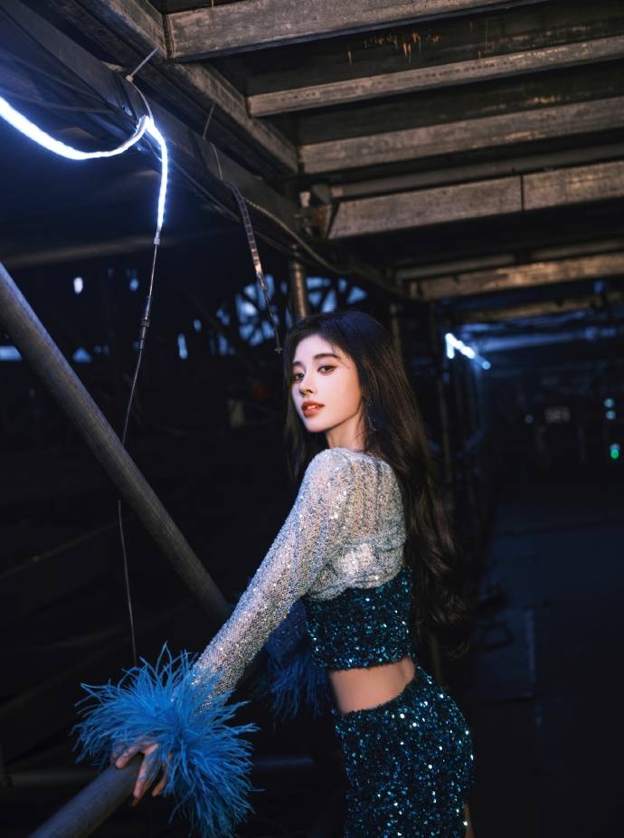 鞠婧祎舞台造型写真好美 秀蛮腰大长腿身材火辣