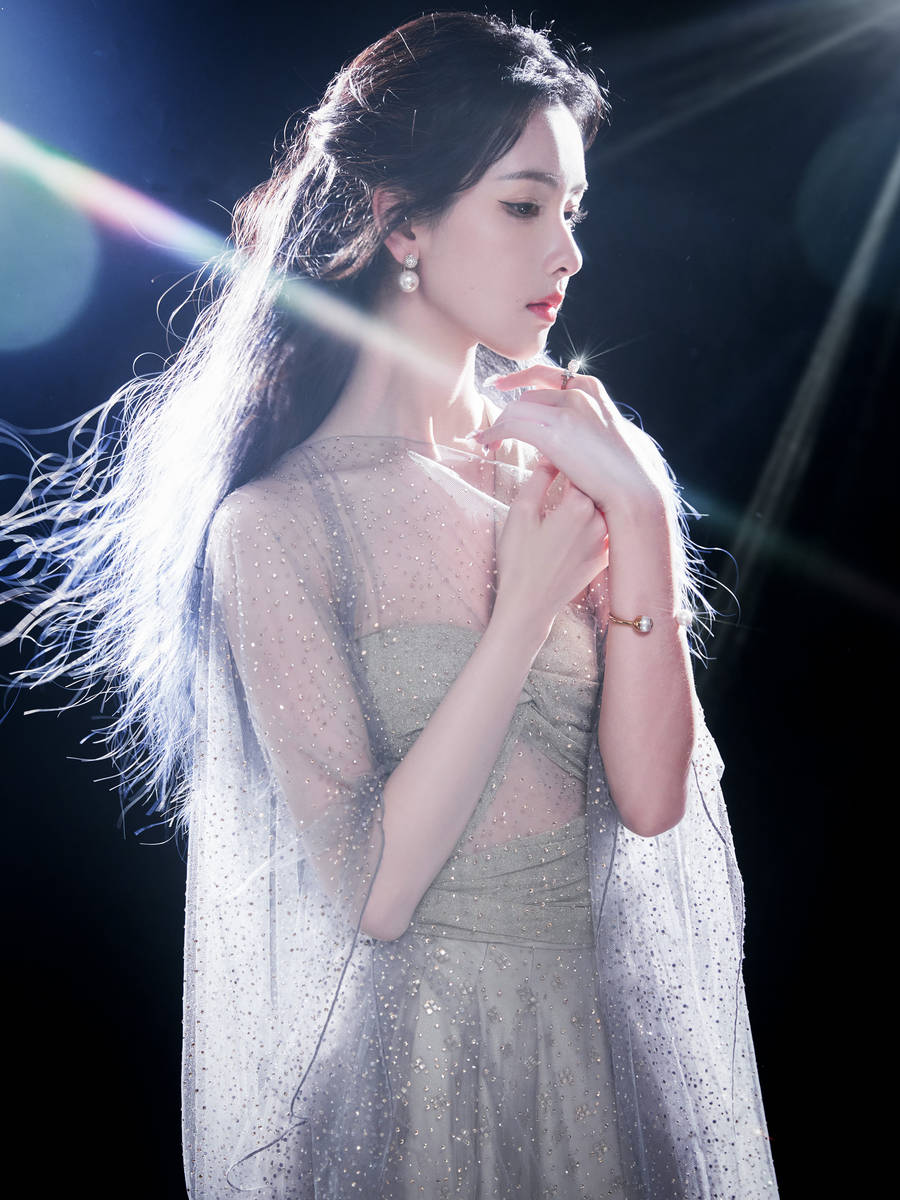 陈都灵穿亮片纱裙温柔端庄 发丝飘逸仙气十足-沐风文化