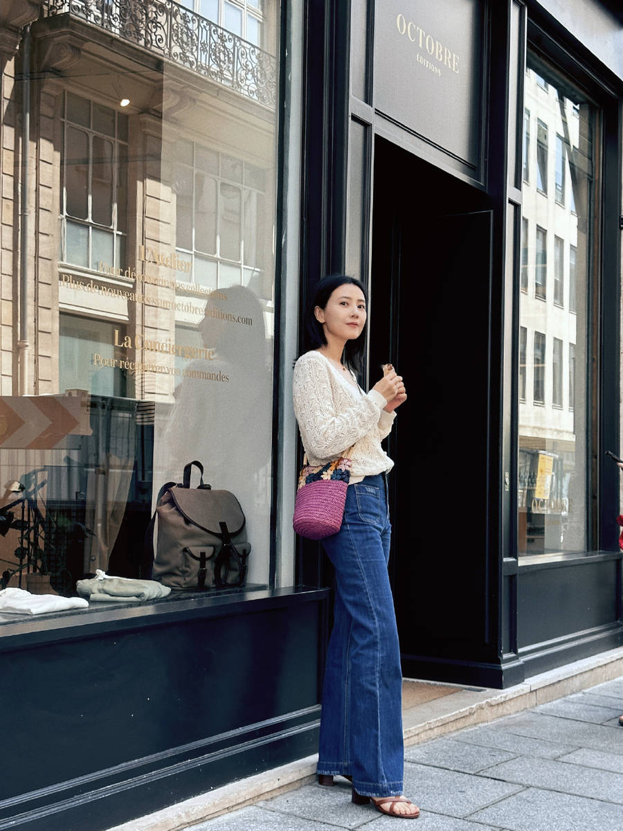 高圆圆巴黎街头随拍气质绝 背紫色编制包简单美好