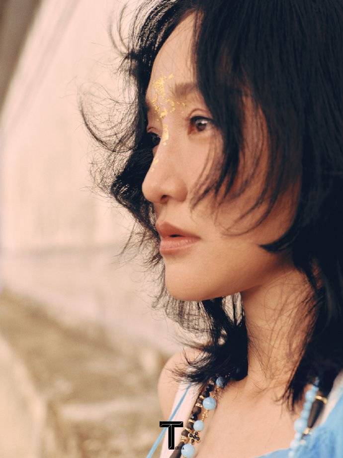 周迅洱海微风大片释出 乘小摩托古城兜风舒适惬意