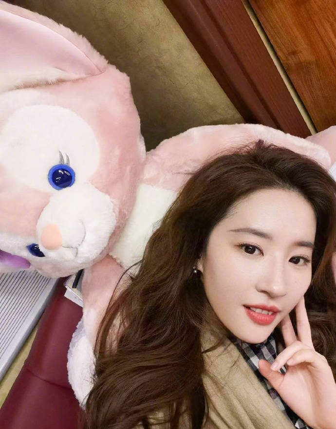 刘亦菲晒36岁生日庆祝照 手捧精致玩偶公主范满满