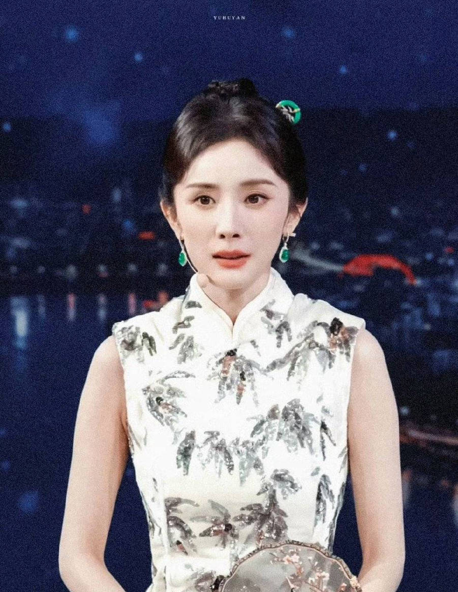 杨幂央视中秋晚会探班！穿国风旗袍古典韵味十足