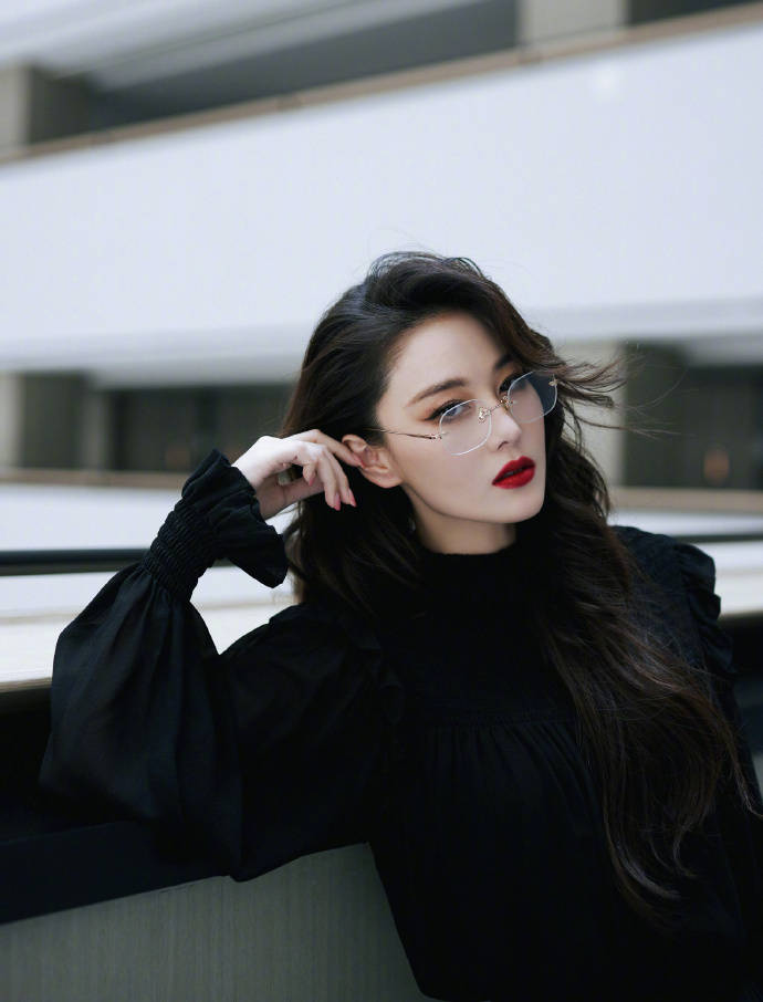 张馨予红唇大波浪复古感十足 戴无框眼镜又美又欲-沐风文化