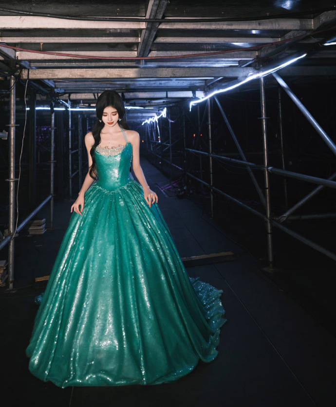 鞠婧祎舞台造型写真好美 秀蛮腰大长腿身材火辣