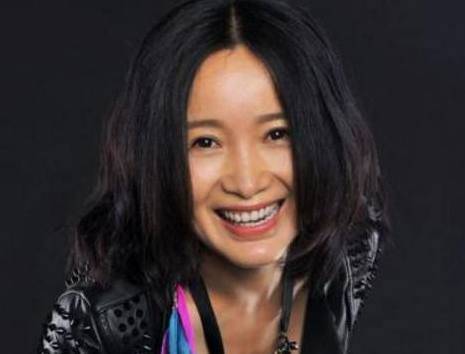 她连续五次登上春晚，为爱付出全部，今52岁仍单