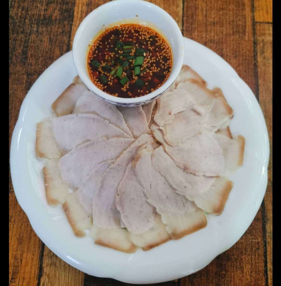 蒜泥白肉"麻婆豆腐",色泽淡黄,豆腐软嫩而有光泽,其味麻,辣,酥,香,嫩