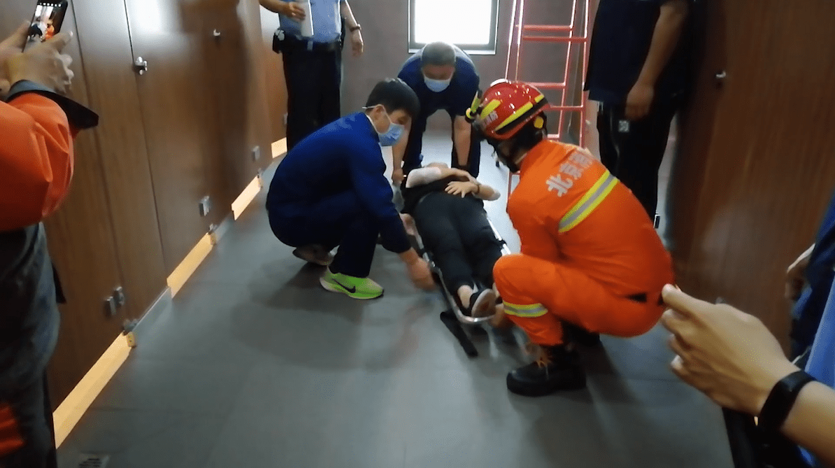 老人晕倒卫生间 石景山消防救援支队紧急救助 指战员