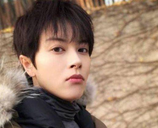 原创她5次女扮男装都能以假乱真，是男是女？网友：傻傻分不清楚