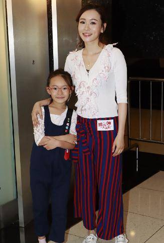 42岁港姐杨思琦露面，未婚产女生父成谜，现嫁圈
