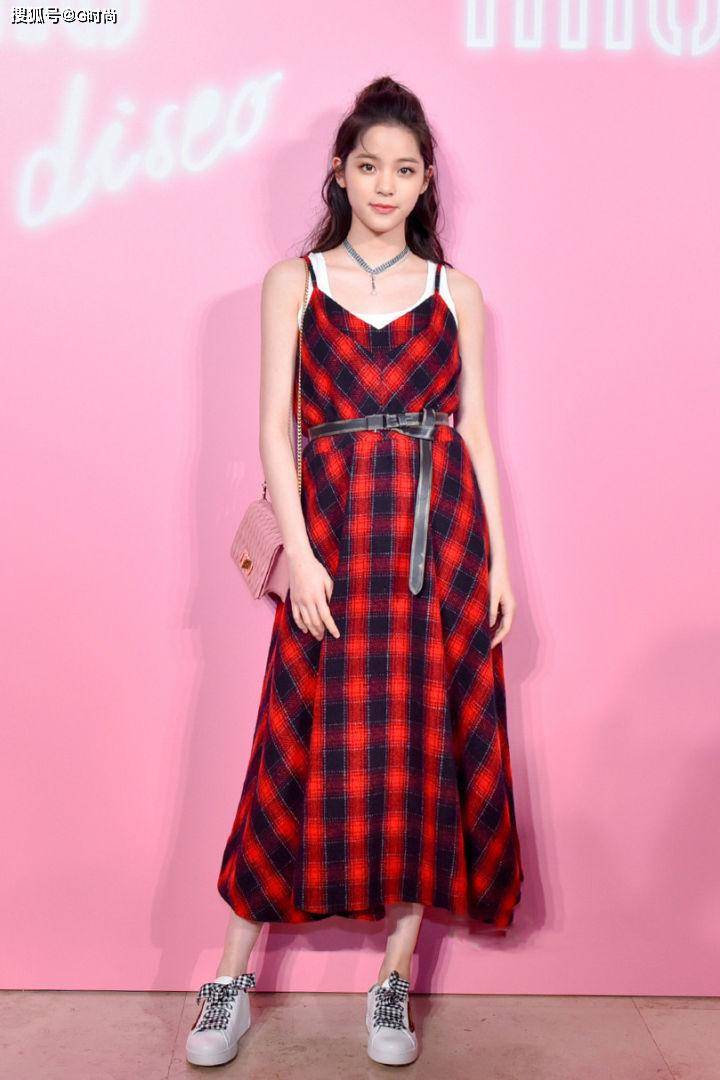 白色一个夏天都美妙，因为格纹裙够经典、够百搭穿对了格纹裙