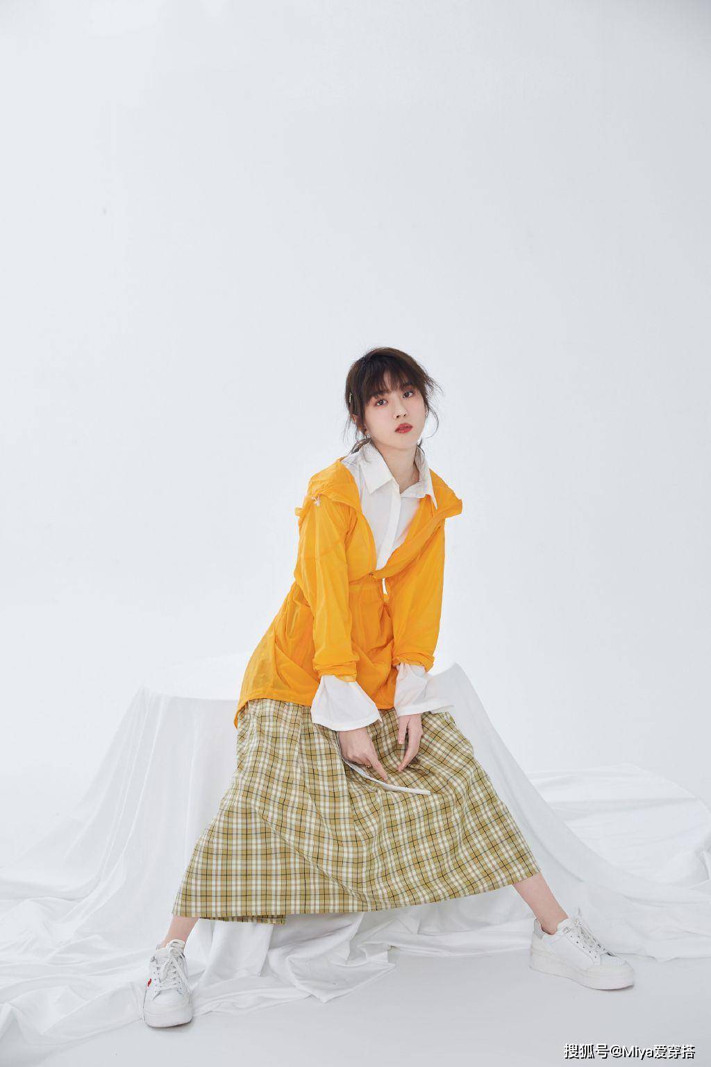 《暖暖请多指教》开播啦,短发女孩李凯馨很百变,混搭西服超甜美