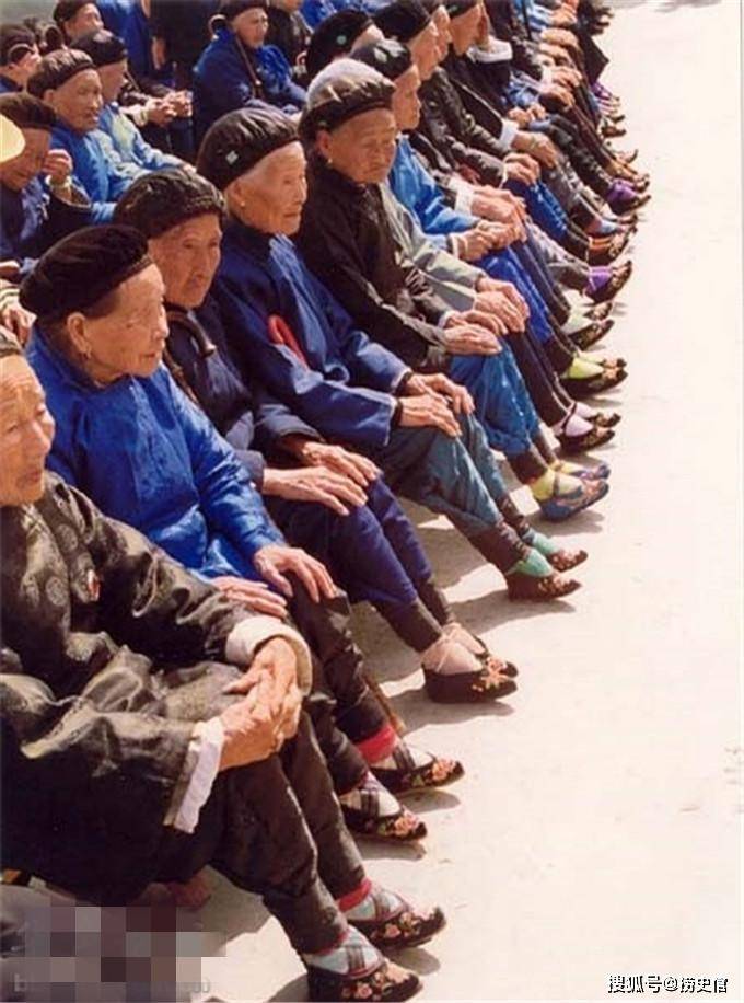 旧时代妇女为什么裹脚,看大清朝廷和民国政府什么表情