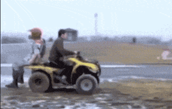 搞笑gif:大哥你太逗了,拉这个玩具狗出来溜是认真的吗