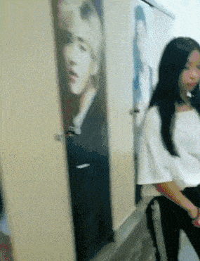 原创
搞笑GIF:大哥,你这是踩了狗屎吧?