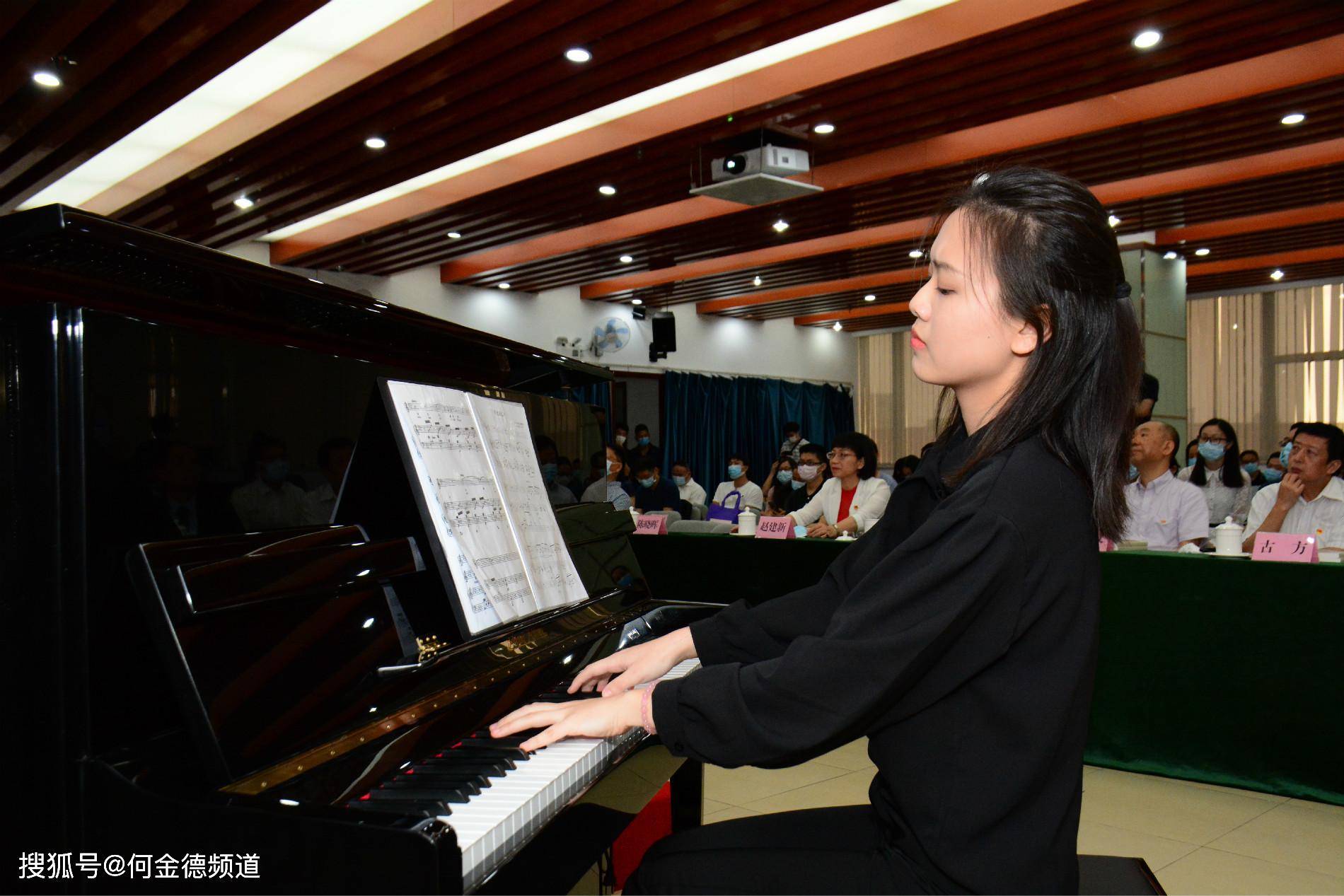 (青年钢琴演奏家陈可儿演奏著名广东音乐《彩云追月》)