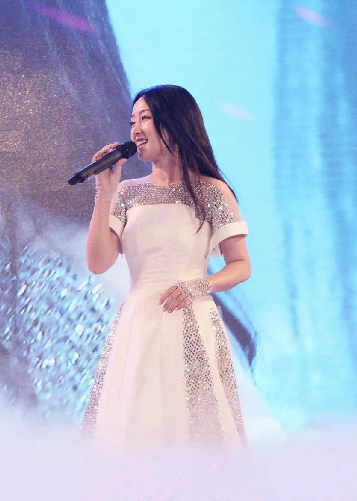 杨钰莹20年前的老照片黑背带裙搭配白衬衫这也太美了吧