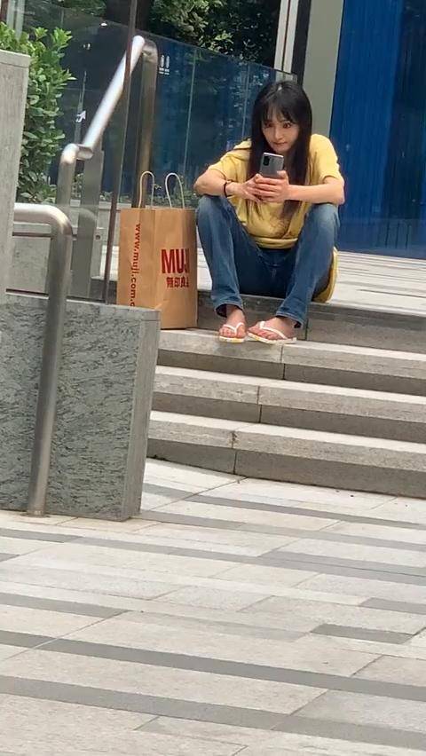 网友偶遇郑爽自拍没敢认，本以为是美拍，没想
