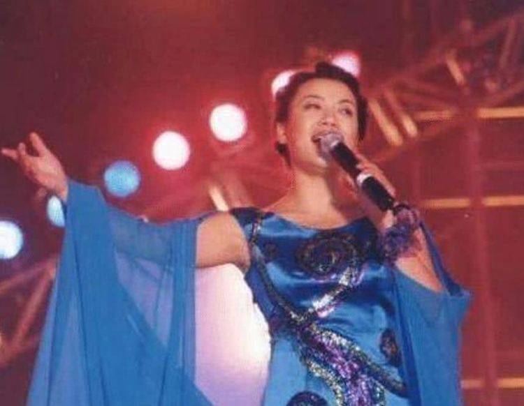 曾23次登上春晚，为照顾生病的父亲退圈5年，今