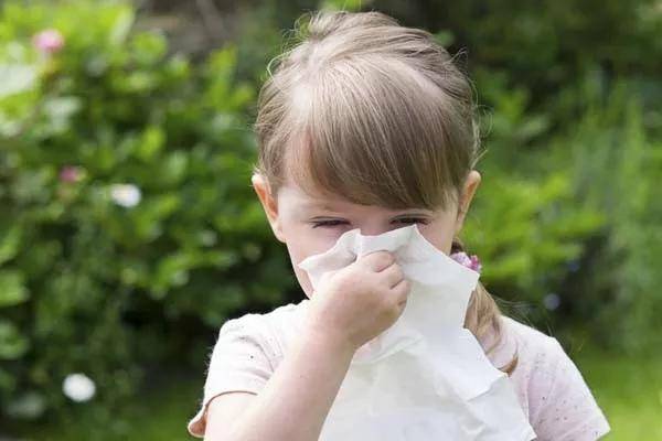孩子流鼻涕打喷嚏就是感冒?家长注意,可能是过敏性鼻炎