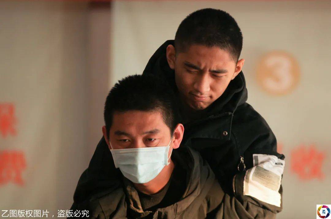 『沈立娜』想拔管去死，妈妈含泪阻止少年身高1.74米移植后瘦到68斤